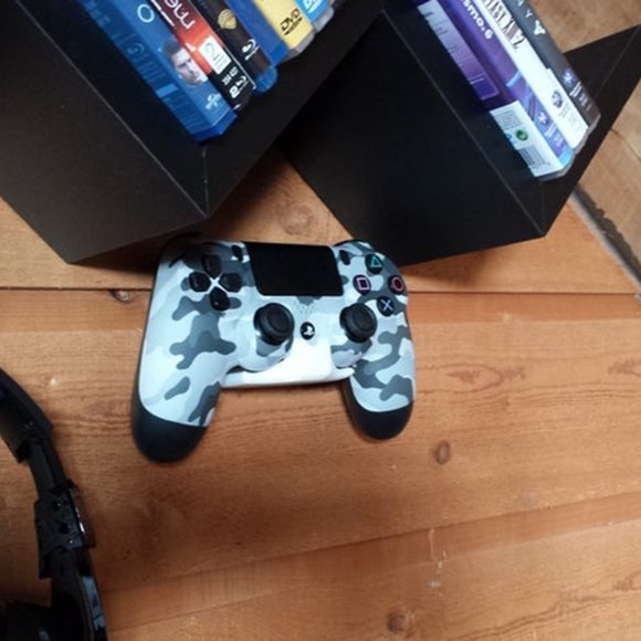 Sony PlayStation 4 Controller Wall Mount Durable Sleek Build PS4 Gamepad Hanger - Picture 3 of 8